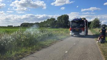 Brandje in groenstrook langs Molenwei